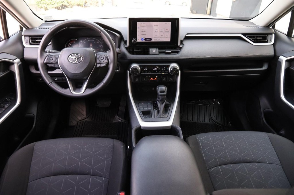 Toyota RAV4 Vehicle Full-screen Gallery Image 22