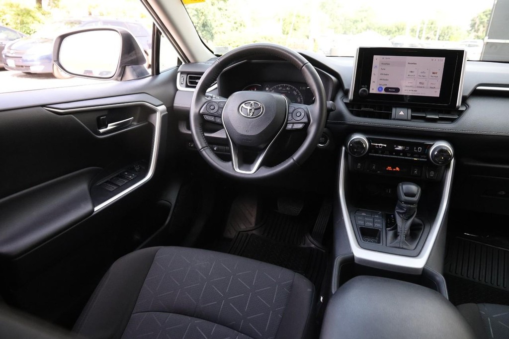 Toyota RAV4 Vehicle Full-screen Gallery Image 23