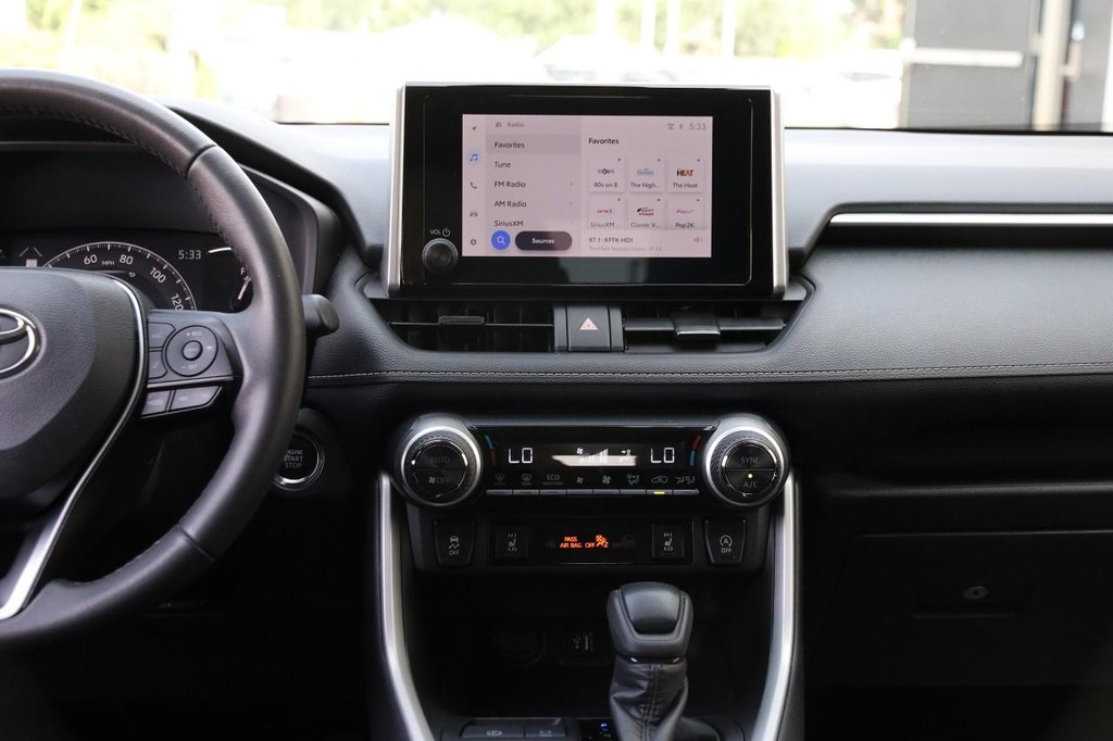 Toyota RAV4 Vehicle Full-screen Gallery Image 25