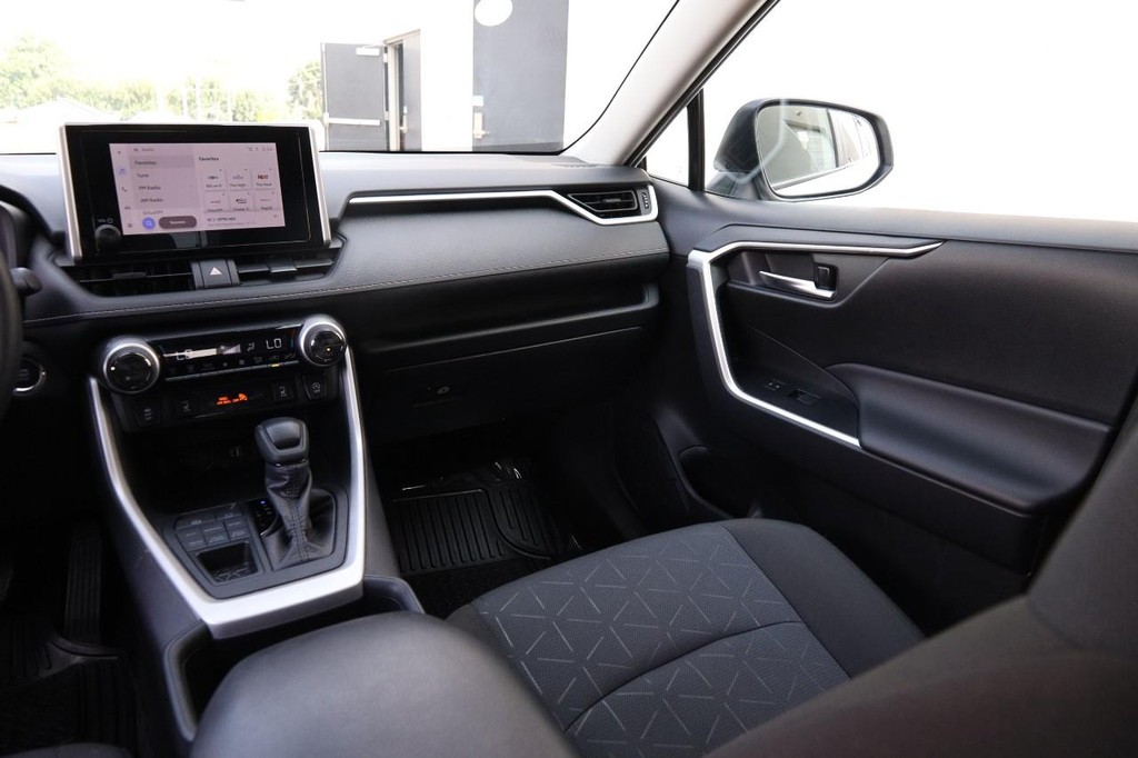 Toyota RAV4 Vehicle Full-screen Gallery Image 26