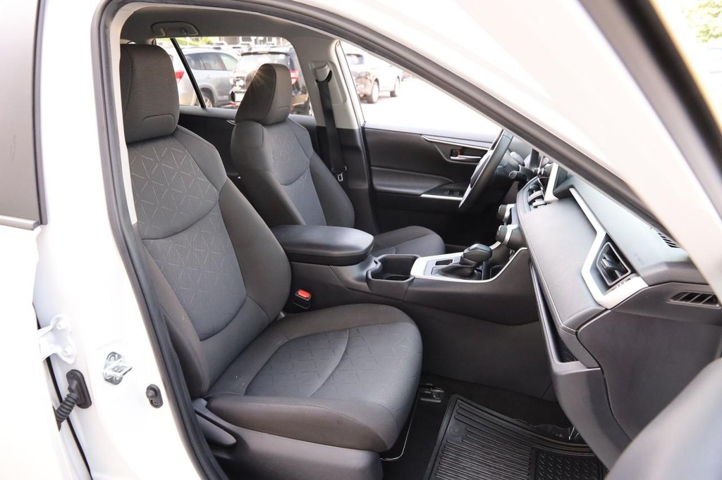 Toyota RAV4 Vehicle Full-screen Gallery Image 27