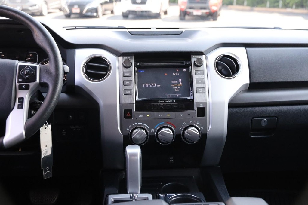 Toyota Tundra 2WD Vehicle Full-screen Gallery Image 24