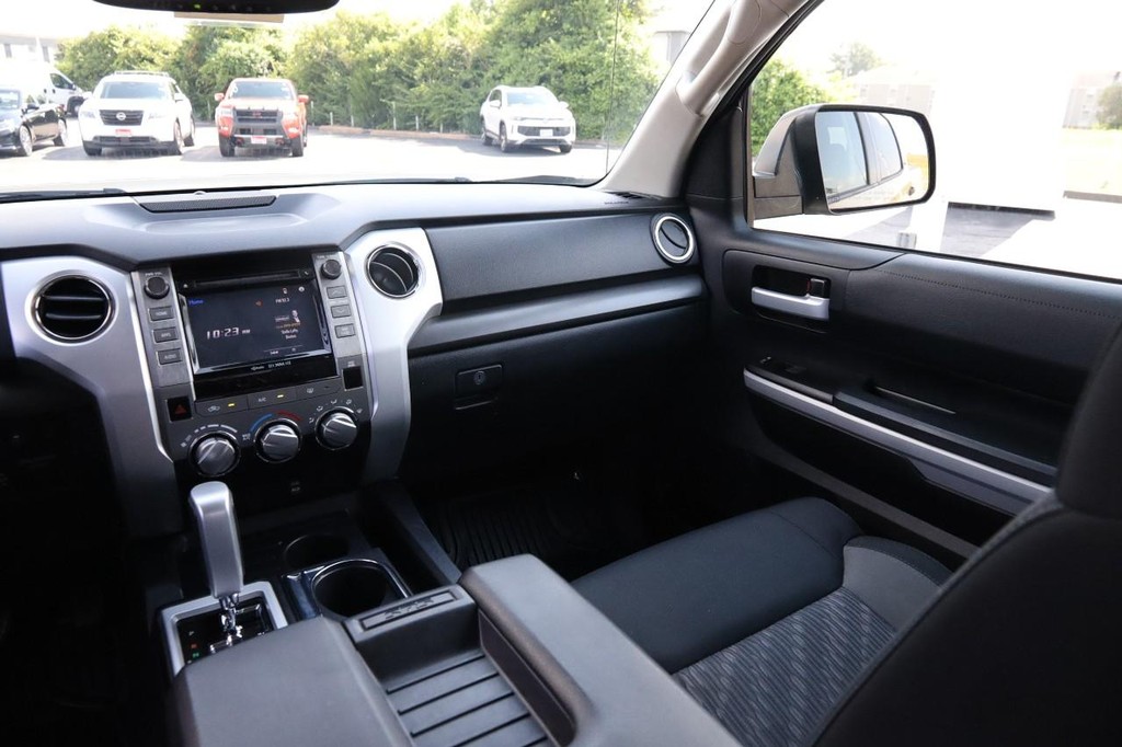 Toyota Tundra 2WD Vehicle Full-screen Gallery Image 25