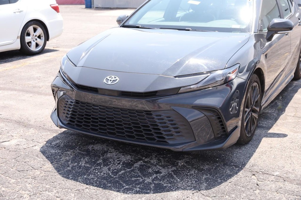 Toyota Camry Vehicle Full-screen Gallery Image 2