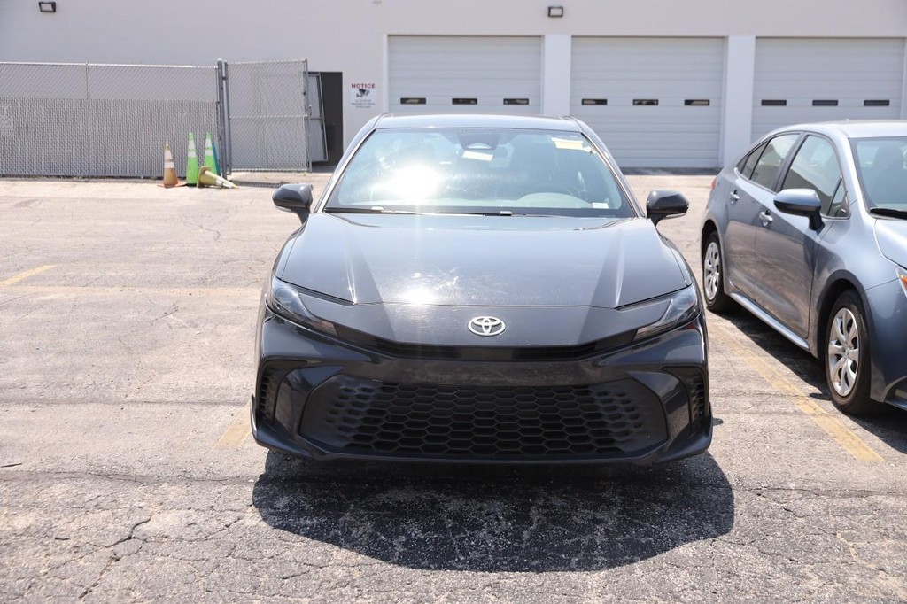 Toyota Camry Vehicle Full-screen Gallery Image 3