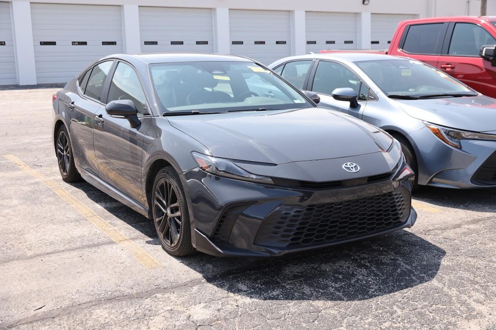 Toyota Camry Vehicle Full-screen Gallery Image 4