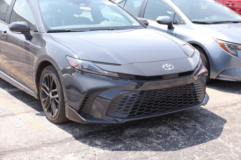 Toyota Camry Vehicle Full-screen Gallery Image 5