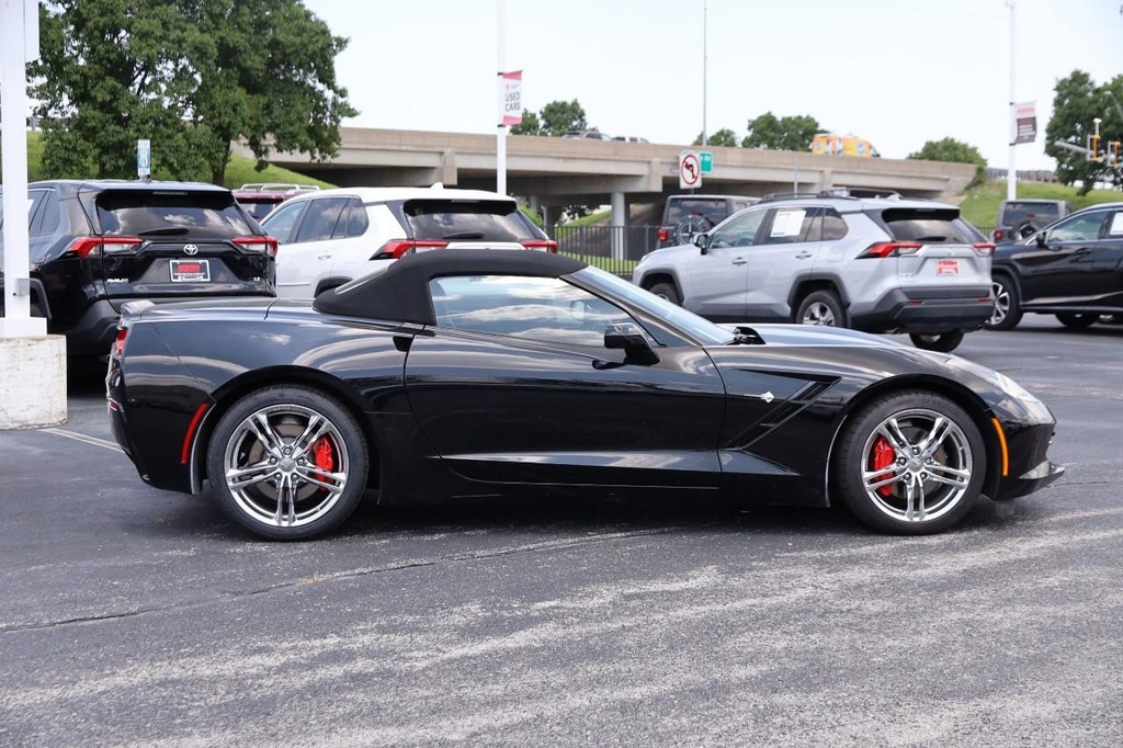 Chevrolet Corvette Vehicle Full-screen Gallery Image 5