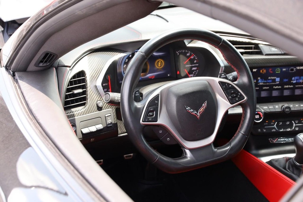 Chevrolet Corvette Vehicle Full-screen Gallery Image 22