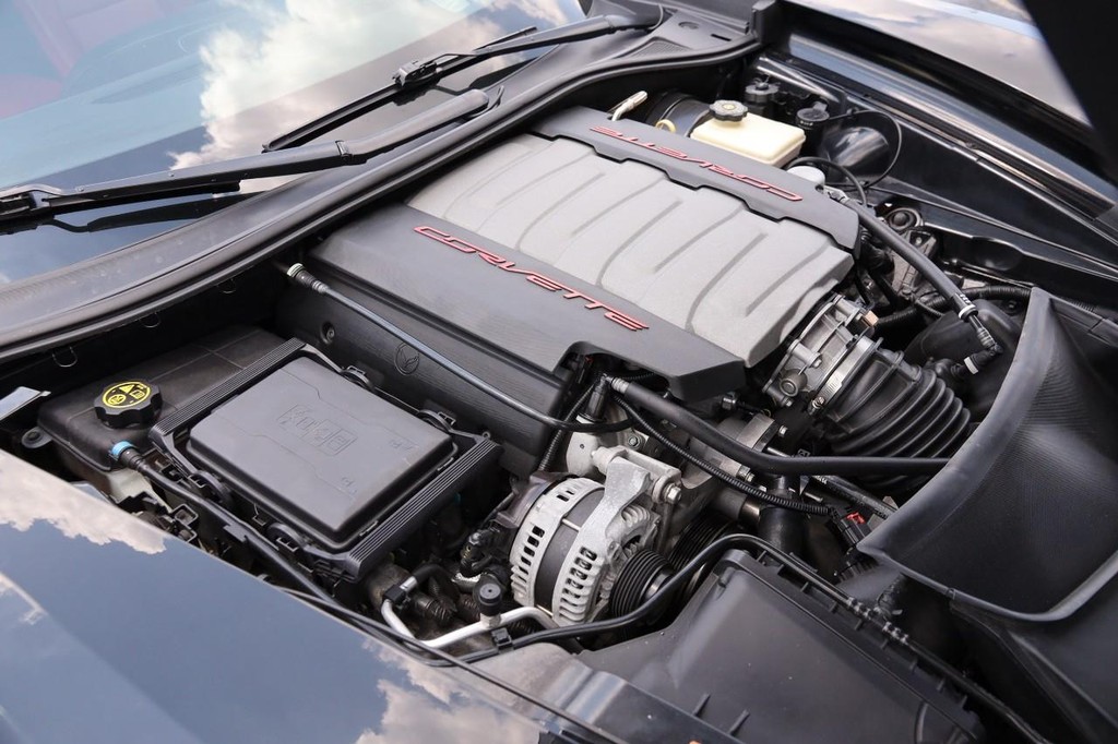 Chevrolet Corvette Vehicle Full-screen Gallery Image 24