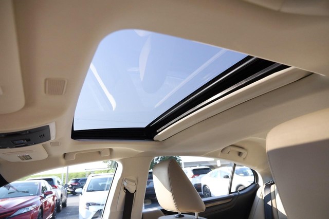 Lexus ES Vehicle Image 08