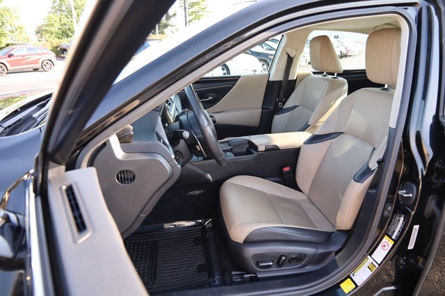 Lexus ES Vehicle Image 09