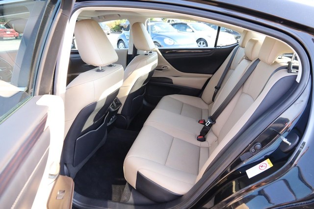 Lexus ES Vehicle Image 10