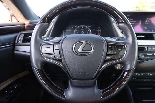 Lexus ES Vehicle Image 11