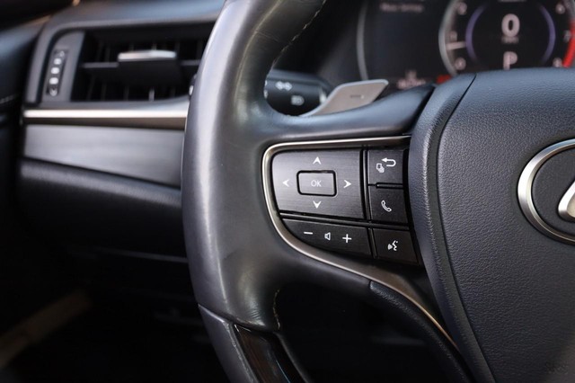 Lexus ES Vehicle Image 12