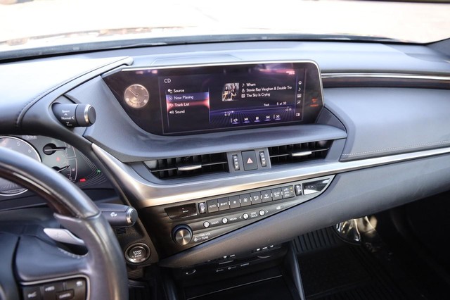 Lexus ES Vehicle Image 16