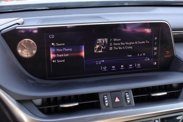 Lexus ES Vehicle Image 17