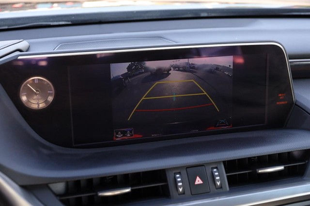 Lexus ES Vehicle Image 18