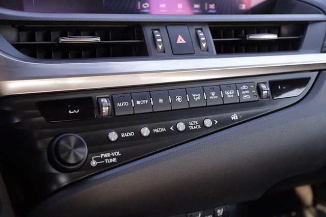 Lexus ES Vehicle Image 19