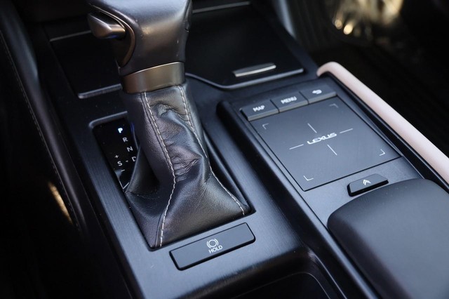Lexus ES Vehicle Image 21