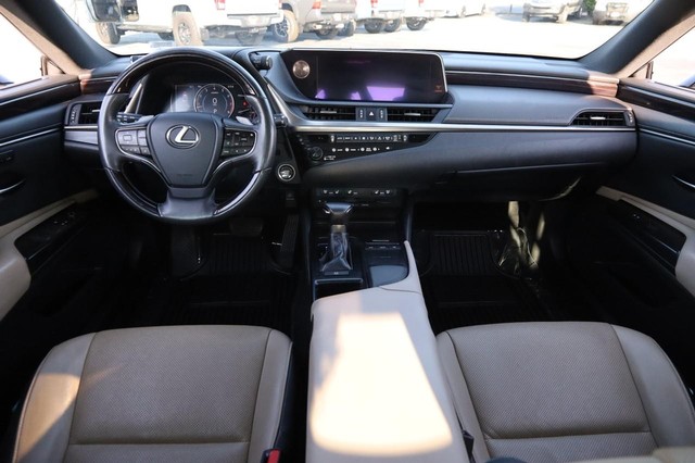 Lexus ES Vehicle Image 23