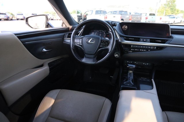 Lexus ES Vehicle Image 24