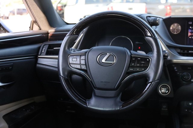 Lexus ES Vehicle Image 25