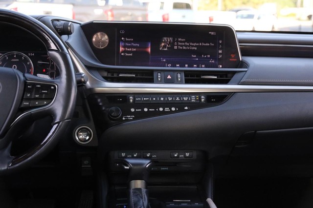 Lexus ES Vehicle Image 26