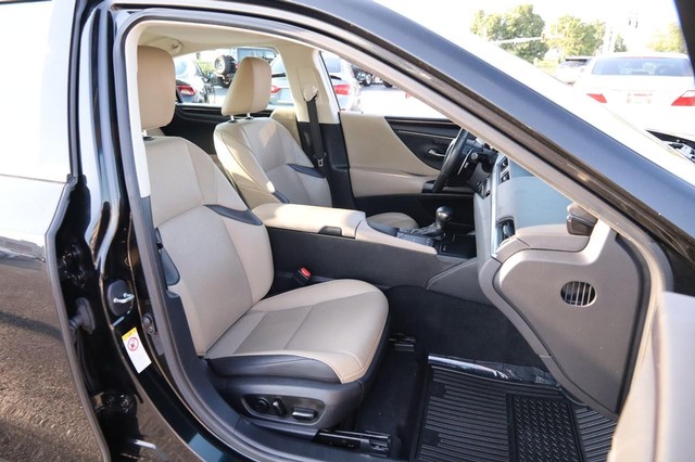 Lexus ES Vehicle Image 28