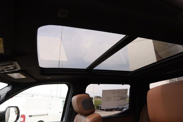 Toyota Tundra 4WD Vehicle Image 11