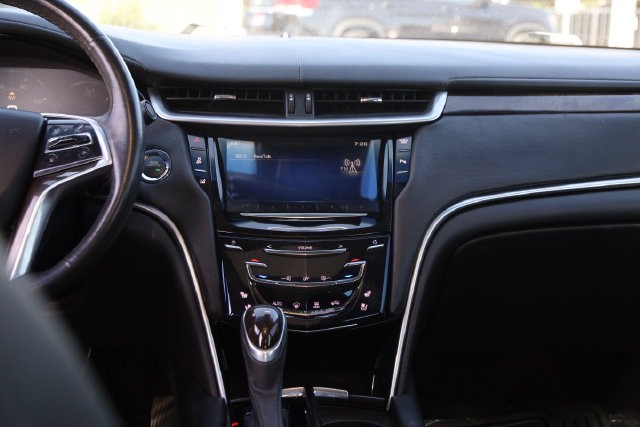 Cadillac XTS Vehicle Full-screen Gallery Image 25