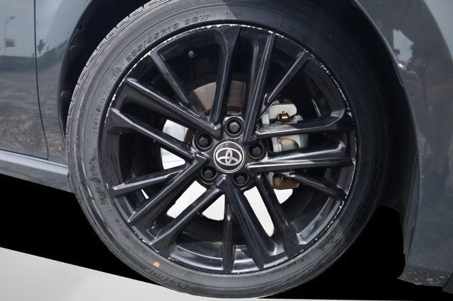 Toyota Camry Vehicle Full-screen Gallery Image 3