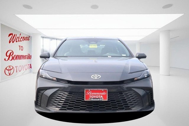 Toyota Camry Vehicle Full-screen Gallery Image 4