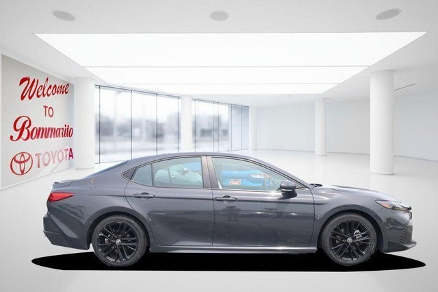 Toyota Camry Vehicle Full-screen Gallery Image 5