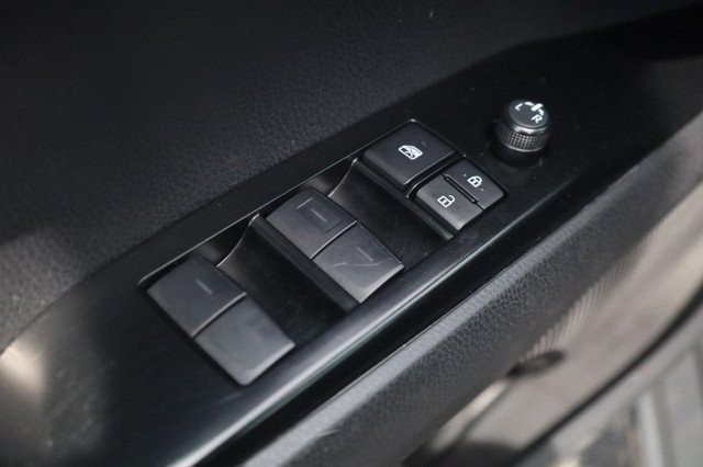 Toyota Camry Vehicle Full-screen Gallery Image 11