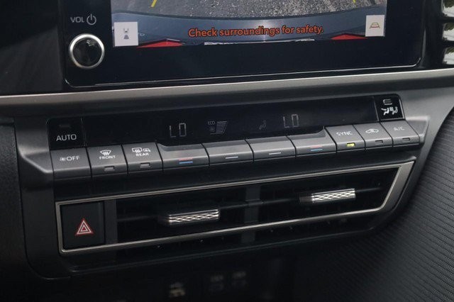 Toyota Camry Vehicle Full-screen Gallery Image 16