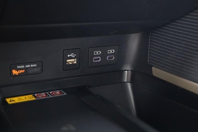 Toyota Camry Vehicle Full-screen Gallery Image 17