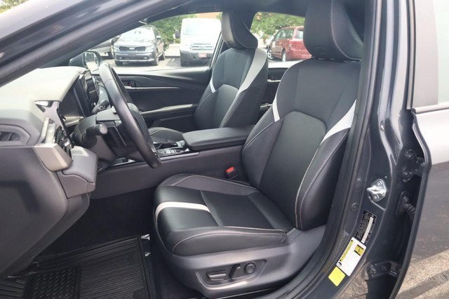 Toyota Camry Vehicle Full-screen Gallery Image 20