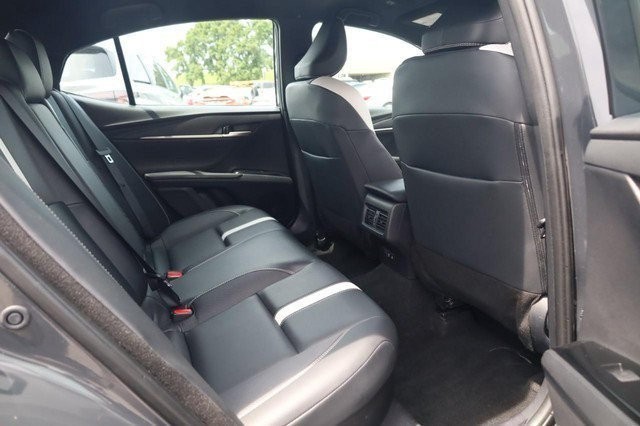 Toyota Camry Vehicle Full-screen Gallery Image 22