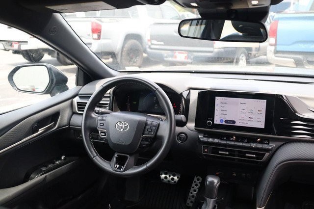 Toyota Camry Vehicle Full-screen Gallery Image 23