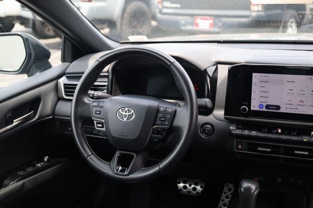 Toyota Camry Vehicle Full-screen Gallery Image 24