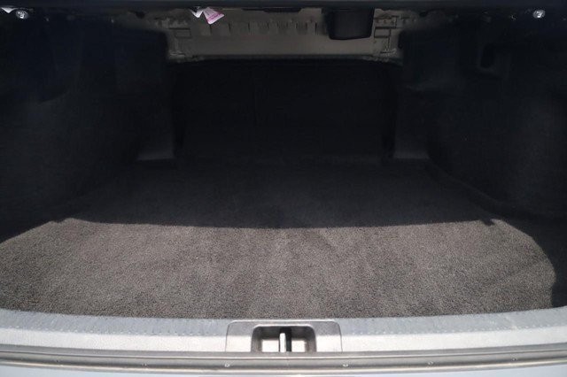 Toyota Camry Vehicle Full-screen Gallery Image 25