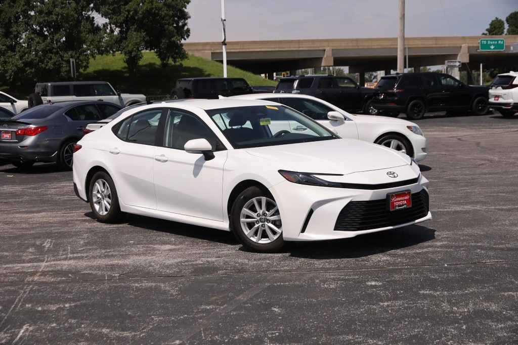 Toyota Camry Vehicle Full-screen Gallery Image 2