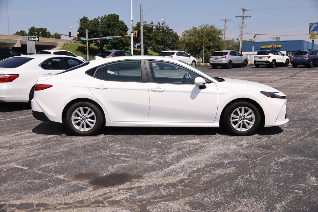 Toyota Camry Vehicle Full-screen Gallery Image 5