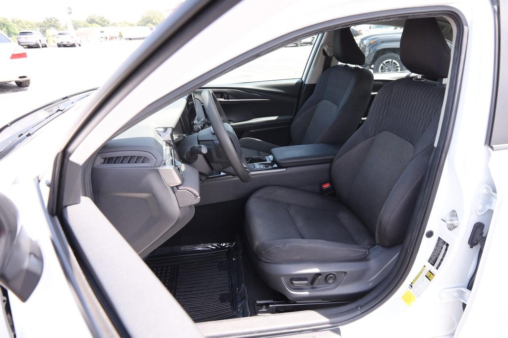 Toyota Camry Vehicle Full-screen Gallery Image 8