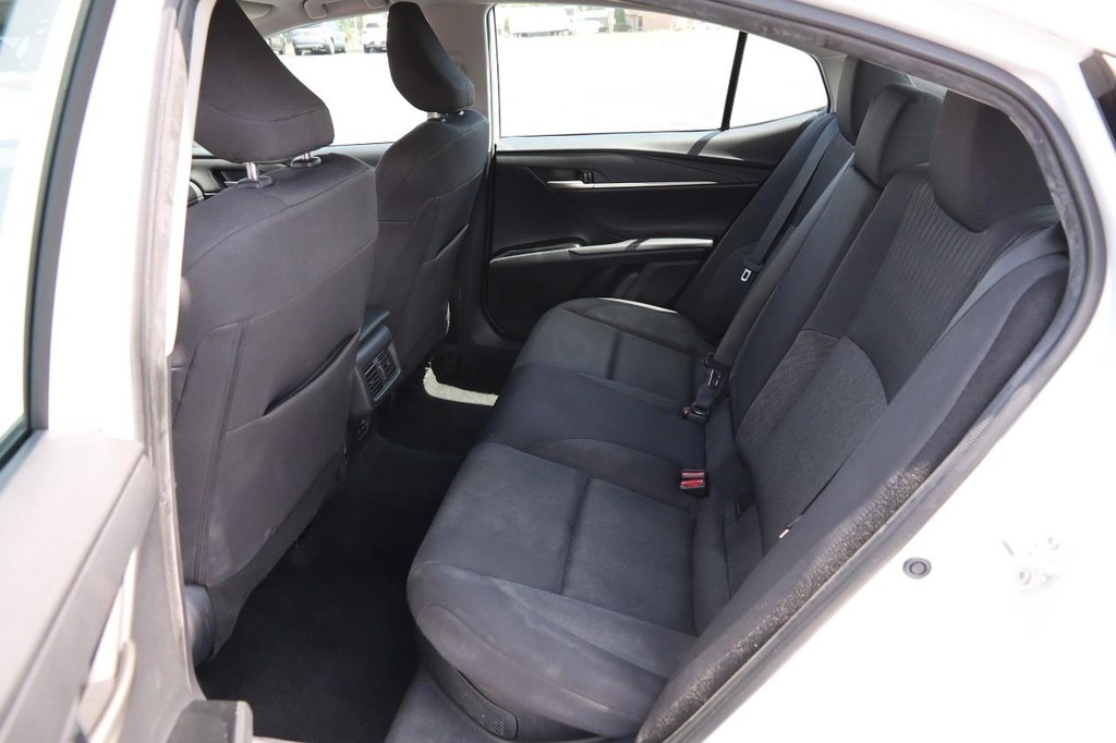 Toyota Camry Vehicle Full-screen Gallery Image 9