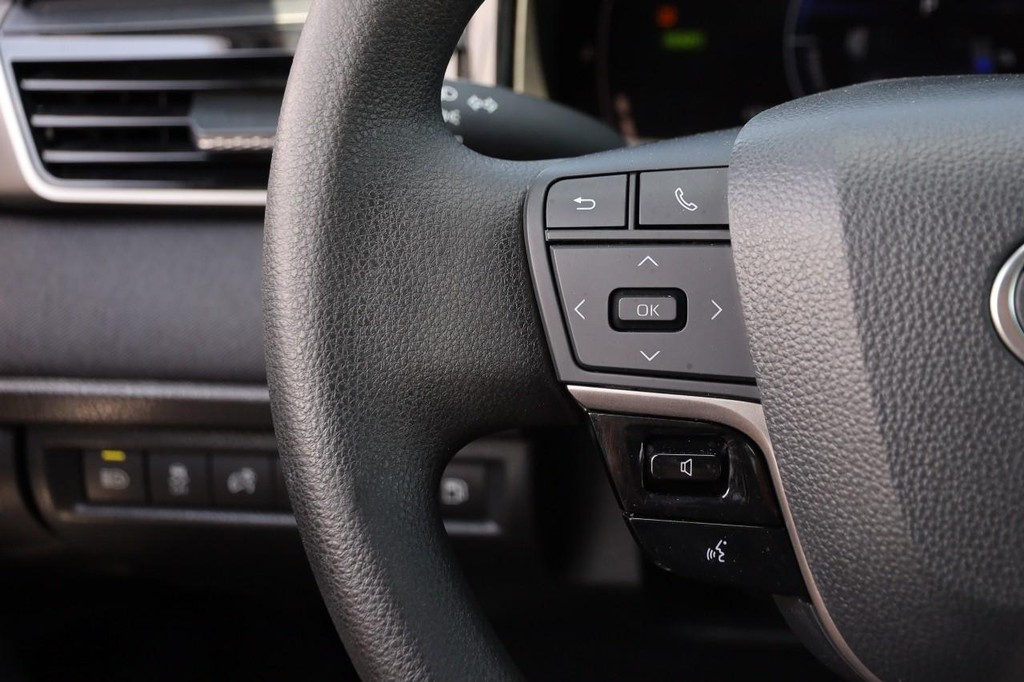 Toyota Camry Vehicle Full-screen Gallery Image 11