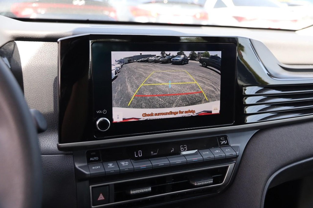 Toyota Camry Vehicle Full-screen Gallery Image 16