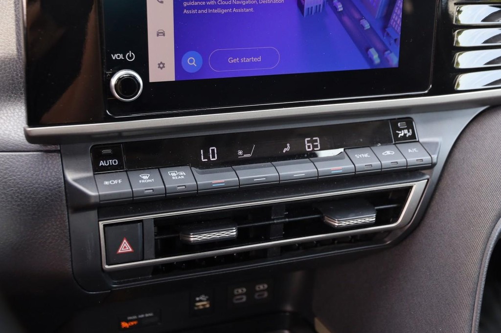 Toyota Camry Vehicle Full-screen Gallery Image 17