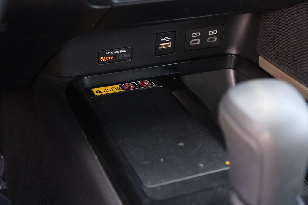 Toyota Camry Vehicle Full-screen Gallery Image 19